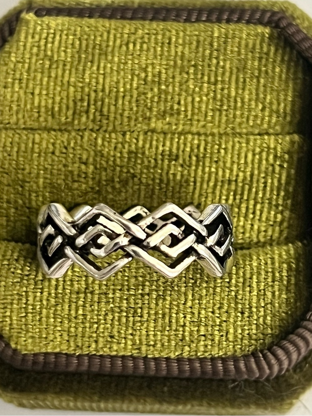Classic Design Intricate Detailing Stainless Steel Silver Band Size 6